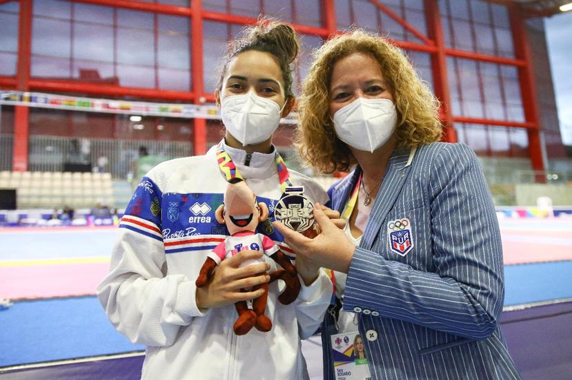 Gianna Vega Ortiz posa con su medalla plateada junto a la presidenta del Comité Olímpico de Puerto Rico, Sara Rosario.