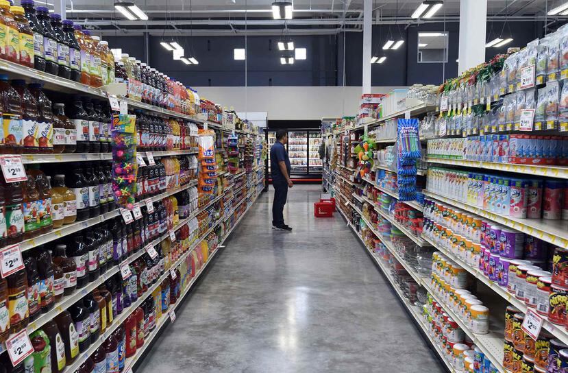 Un hombre observa los estantes en el supermercado. (GFR Media)