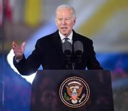 El presidente de los Estados Unidos, Joe Biden, pronuncia un discurso en los Kubicki Arcades, en los jardines traseros del Castillo Real, en Varsovia, Polonia, el 21 de febrero de 2023. EFE/EPA/Radek Pietruszka