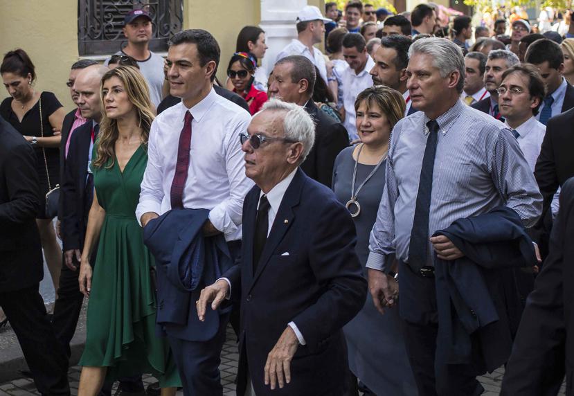 El presidente del gobierno español Pedro Sánchez, a la izquierda con su esposa María, y el presidente de Cuba, Miguel Díaz-Canel, a la derecha, con su esposa Lis Cuesta, realizan una visita por La Habana, Cuba. (AP)