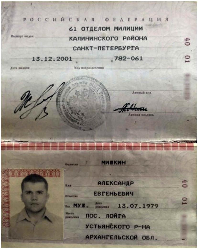 Esta fotografía sin fechar distribuida por el grupo investigador Bellingcat muestra el pasaporte del doctor Alexander Yevgenyevich Mishkin. (Bellingcat vía AP)