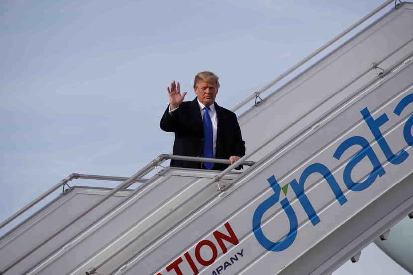 El presidente Donald Trump baja del Air Force One. (AP)