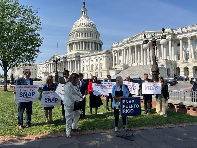 La senadora demócrata Kirsten Gillibrand y la comisionada Jenniffer Gonzalez presionaron a favor de la inclusión de Puerto Rico en el SNAP, junto a organizaciones de la isla y Estados Unidos.