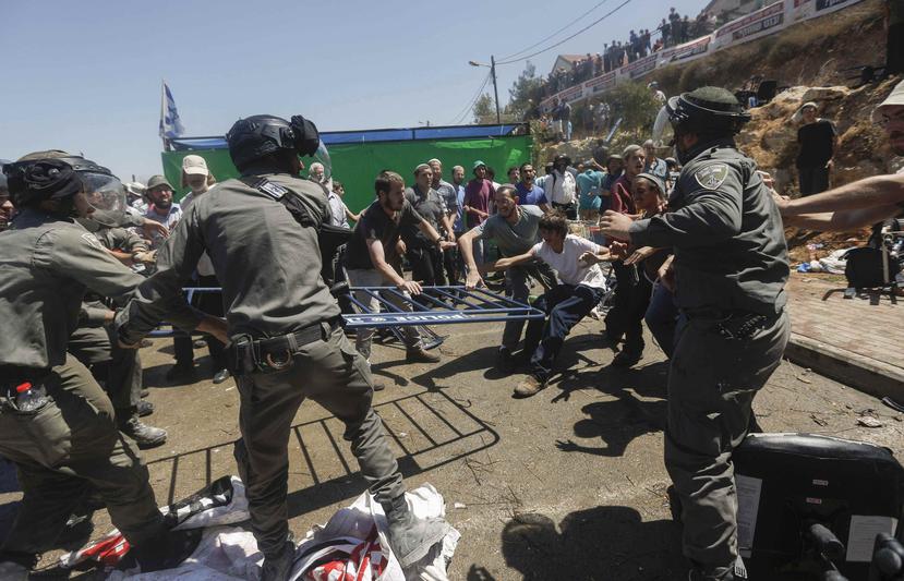 Unos 2,000 manifestantes palestinos se enfrentaron a las fuerzas de seguridad israelíes en la ciudad cisjordana de Hebrón.