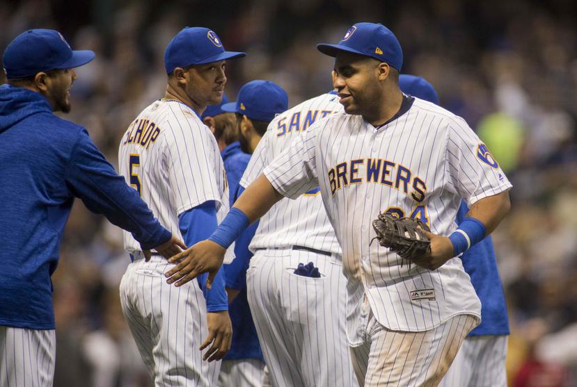 Jesús Aguilar (derecha) es felicitado luego que los Cerveceros de Milwaukee aplastaron a los Tigres de Detroit. (AP / Darren Hauck)