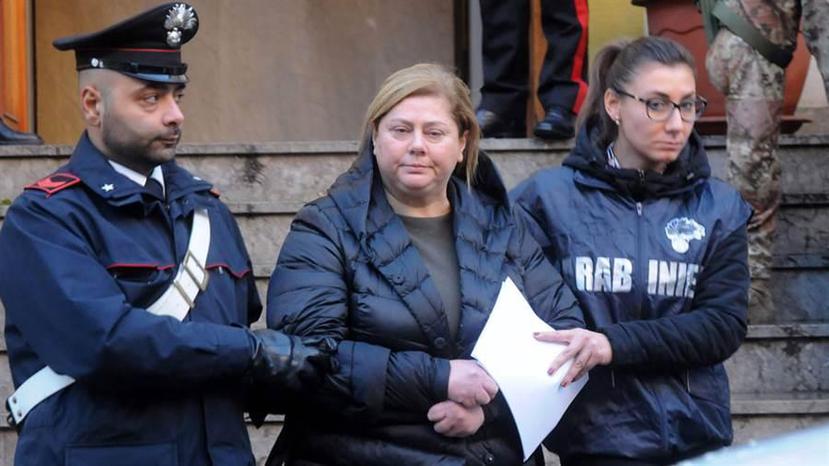 Mariangela Di Trapani, custodiada por la Policía italiana (Twitter La Nación).