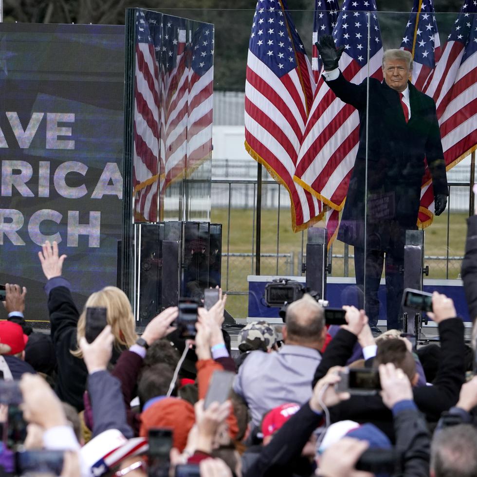 El expresidente estadounidense Donald Trump llega a un mitin de simpatizantes en Washington, el 6 de enero de 2020.