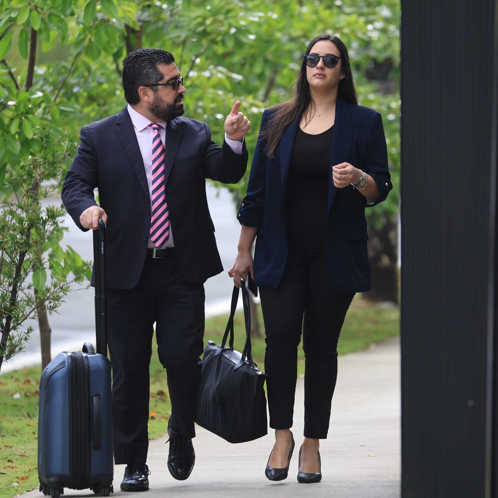 Los abogados Jason González y Gabriela Cintrón, quienes integran la representación legal de Félix Verdejo a su llegada al Tribunal federal el martes, 25 de julio de 2023, donde presentarán sus argumentos finales.