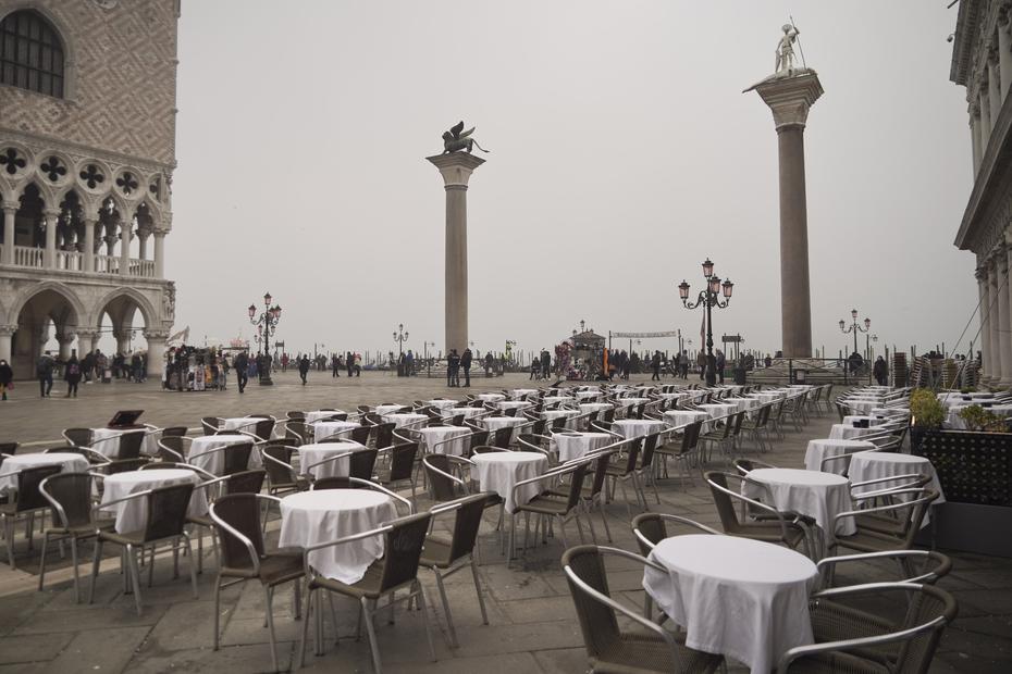 Mesas vacías en la Plaza de San Marcos, en Venecia, Italia, el martes 25 de febrero de 2020. El número de enfermos por el nuevo coronavirus en Italia dio un salto del 45% en las últimas 24 horas.