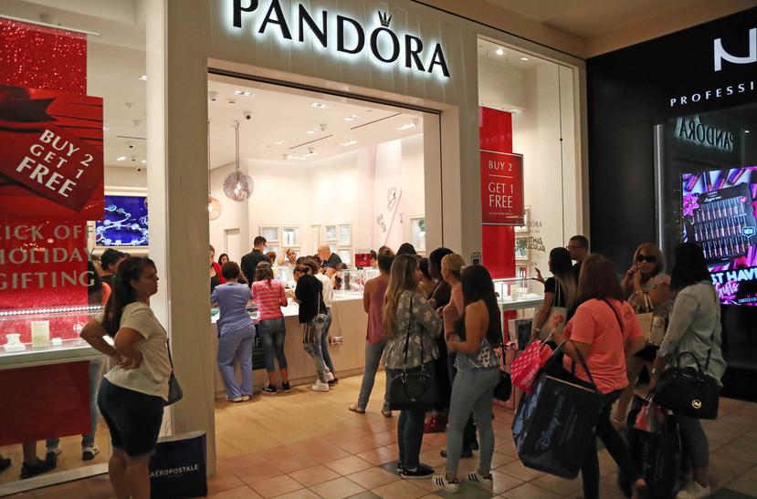 El público hacía fila para comprar en Pandora.
