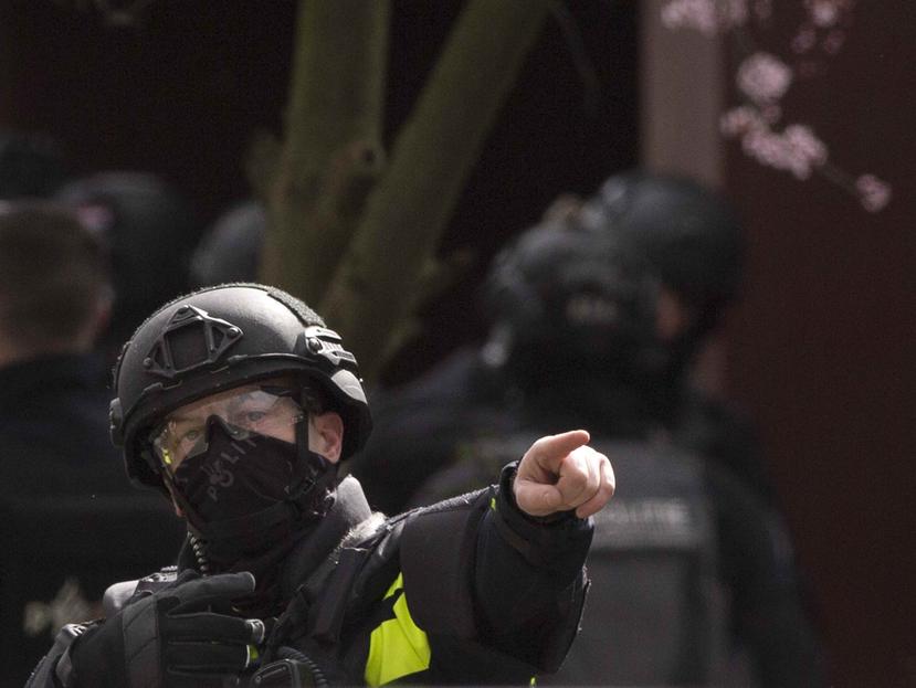 Un agente antiterrorista holandés se prepara para allanar una vivienda tras una balacera en Utrecht, Holanda. (AP)