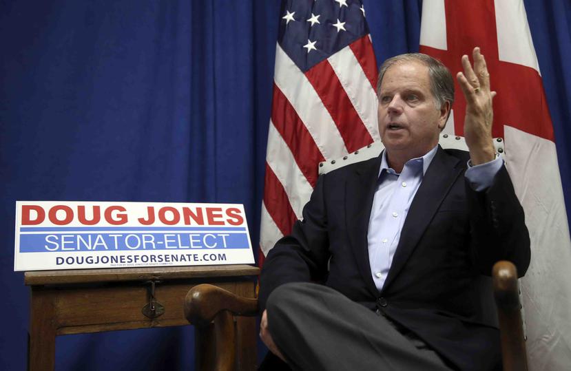 Doug Jones derrotó al republicano Roy Moore por 20,000 votos en las elecciones del martes pasado. (AP)