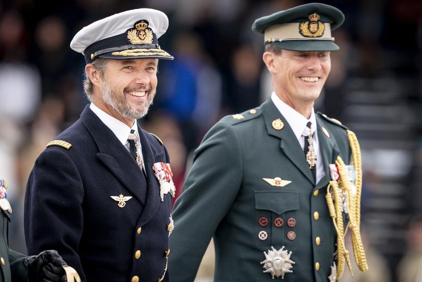 El príncipe Joachim asiste junto con el príncipe heredero danés Frederik a la celebración por parte del Ejército nacional del 50 aniversario de la regencia de la reina Margrethe el pasado 29 de agosto.