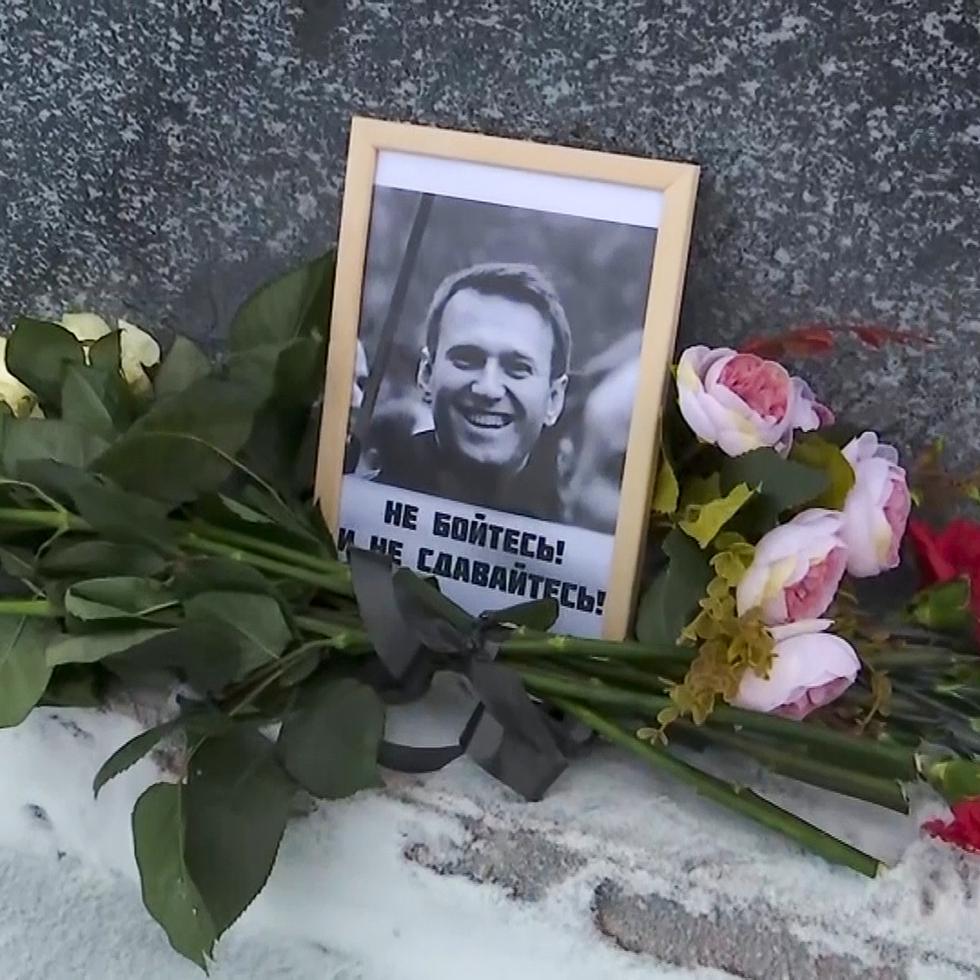 Unas 400 personas han sido detenidas por la policía en Rusia cuando acudían a monumentos en su memoria o en recuerdo de las víctimas de la represión política con velas y flores para homenajear al opositor.