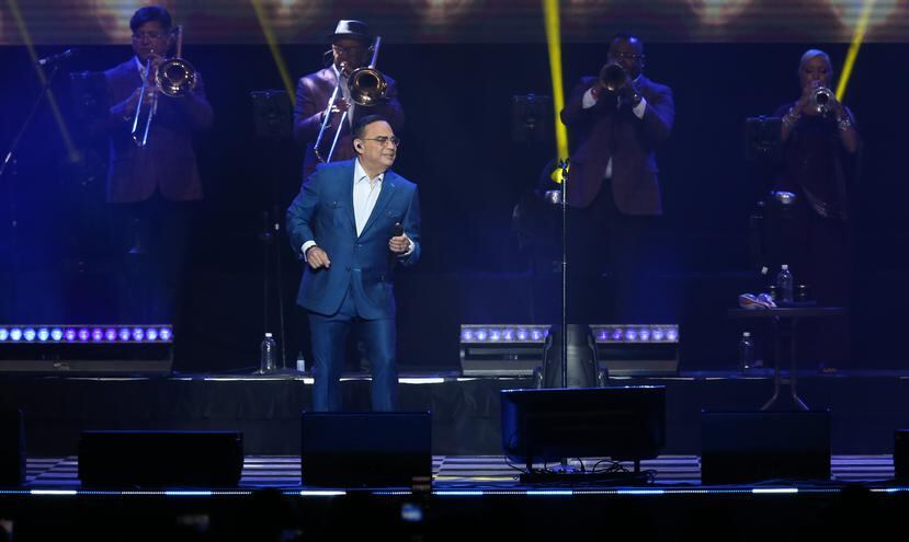 Gilberto Santa Rosa puso a bailar a los asistentes en el primer concierto post pandemia celebrado hoy en el Coliseo de Puerto Rico.