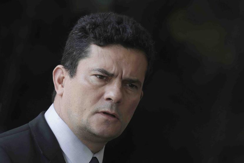 El ex juez Sergio Moro, nombrado ministro de Justicia de Brasil por el presidente electo Jair Bolsonaro, habla con la prensa tras llegar a su oficina en Brasilia. (AP / Eraldo Peres)