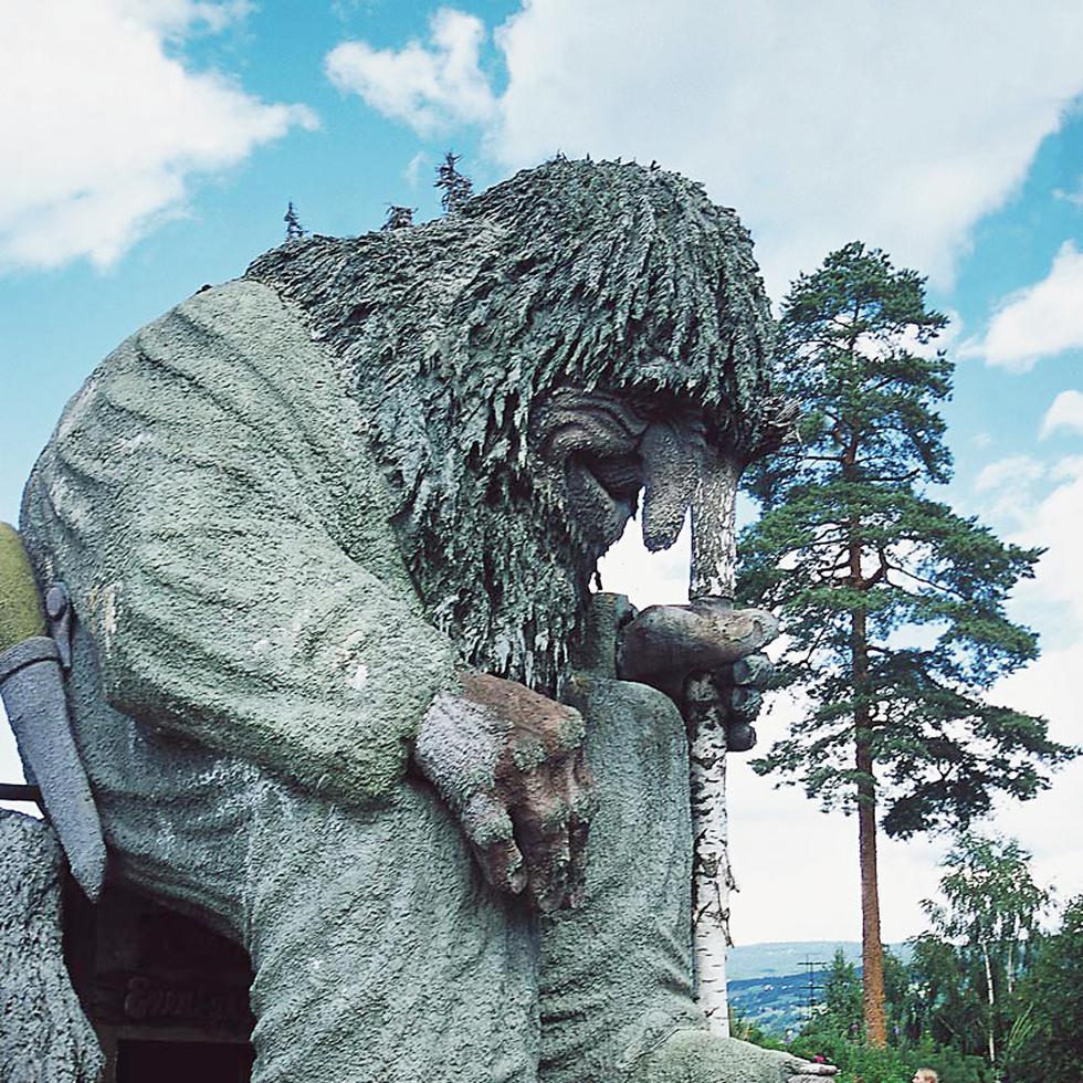 Gigantesca escultura de un "troll" en Hunderfossen.