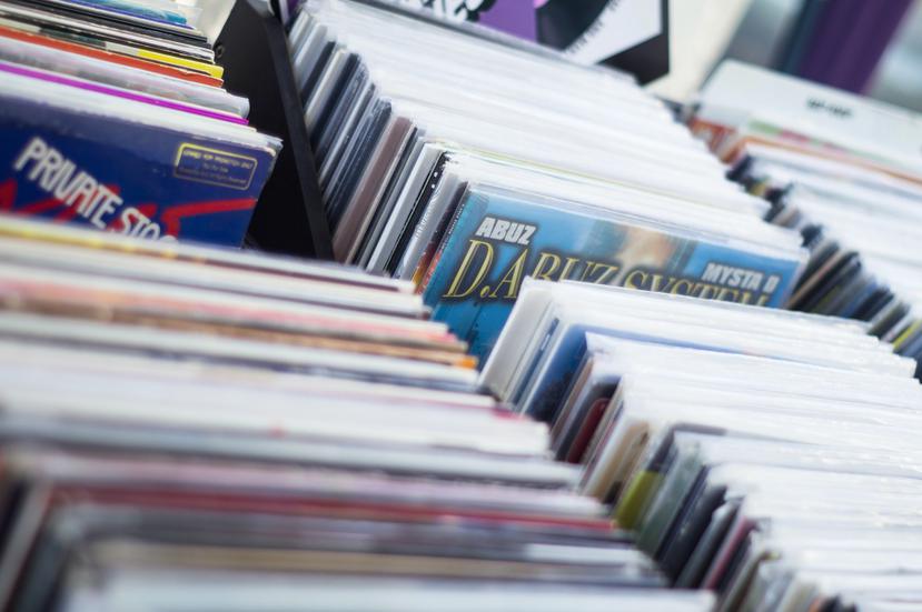 Aunque el "streaming manda" en el negocio de la música, lo cierto también es que las ventas de discos físicos todavía tienen su público. (Unsplash)