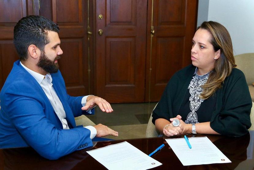 Carlos Ruiz, director ejecutivo de la Corporación de las Artes Musicales y Carla Campos, directora ejecutiva de la Compañía de Turismo de Puerto Rico discuten los detalles de la alianza interagencial para la celebración este año del Festival Casals. (sumi