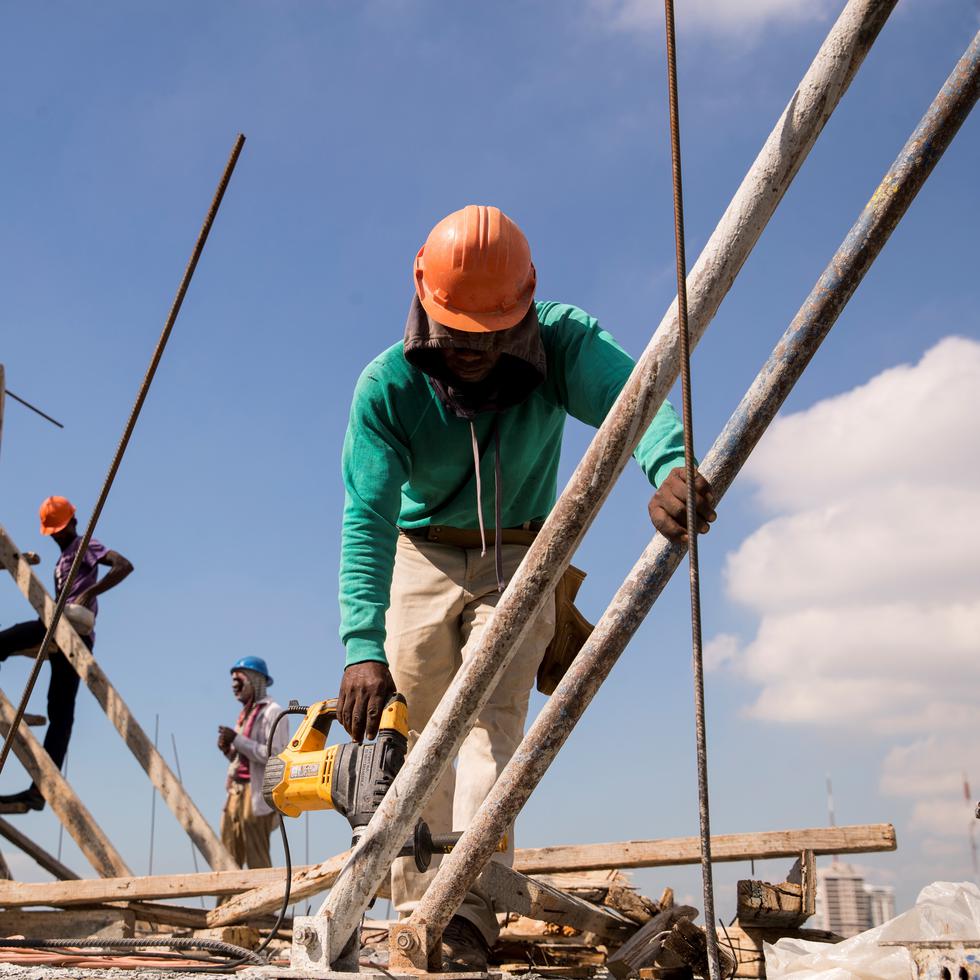 Obreros trabajan en la construcción de una edificación que se levantan en el Distrito Nacional, en Santo Domingo (República Dominicana), en una fotografía de archivo. EFE/ Orlando Barría
