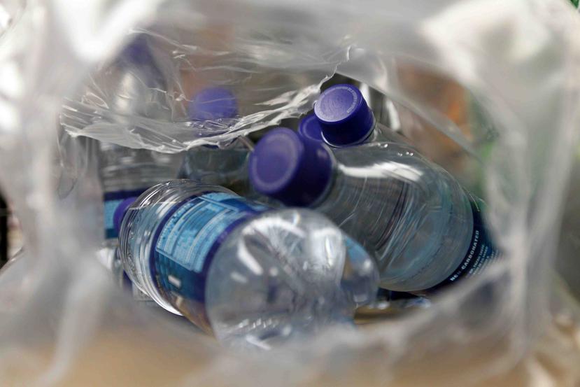 Las botellas de agua se deben consumir en su totalidad una vez se abren, aseguró la organización. (GFR Media)