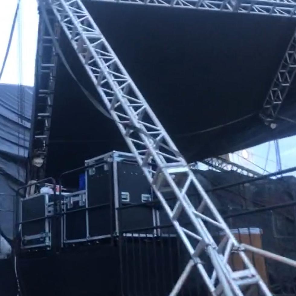 Captura de vídeo que muestra el colapso del techo de la tarima construida para los espectáculos artísticos de las Fiestas Patronales de Fajardo.