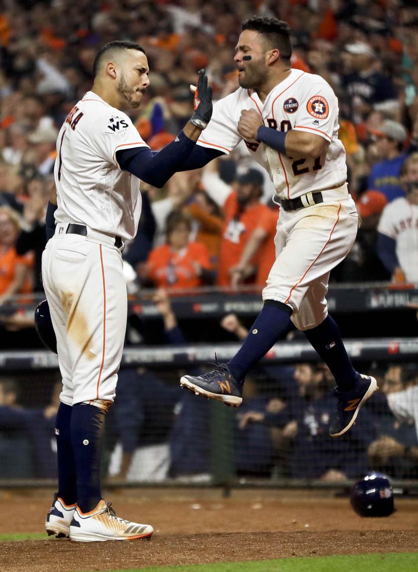 Carlos Correa (izq.) y José Altuve conectaron cuadrangulares en la victoria de los Astros de Houston del pasado domingo. (AP / Matt Slocum)