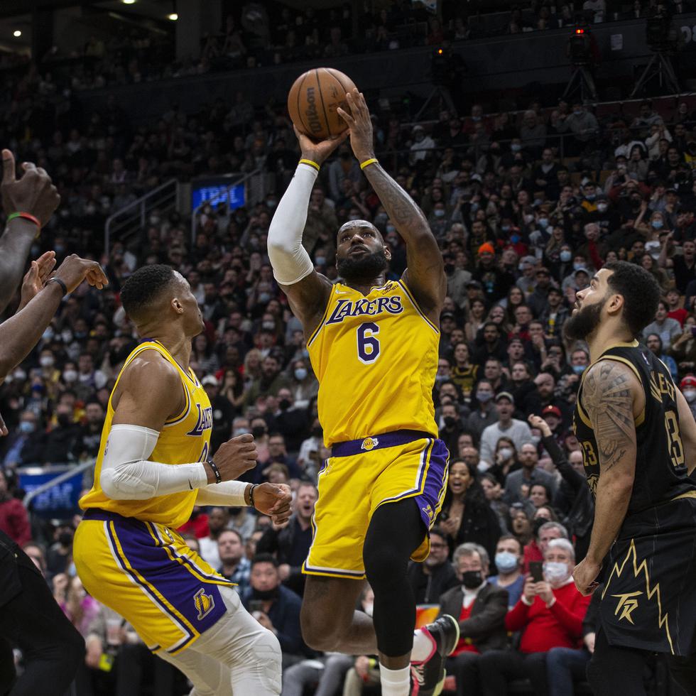 LeBron James (6), de los Lakers de Los Ángeles, anota en contra de los Raptors de Toronto, durante la segunda mitad del juego de la NBA.