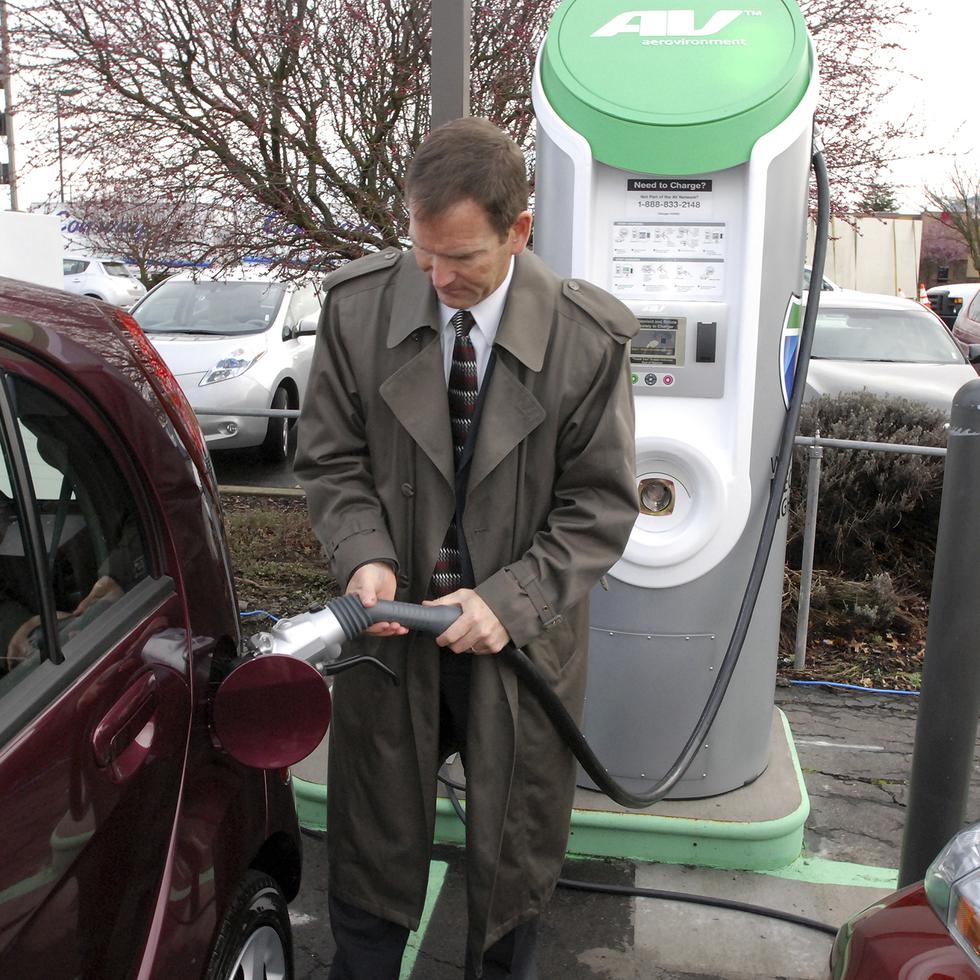 Thomas Miller,  gerente de vehículos eléctricos para Mitsubishi Motors para el oeste de Norteamérica, demuestra una estación de carga el 16 de marzo de 2012 en Central Point, Oregon.