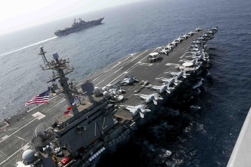 En esta imagen del viernes 17 de mayo de 2019 proporcionada por la Marina de Estados Unidos, el USS Lincoln navega en aguas del Mar Arábigo cerca del buque de asalto USS Kearsarge. (Marina de EE.UU. vía AP)