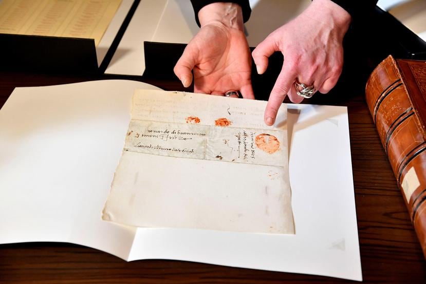 Las 342 cartas autógrafas de Miguel Ángel fueron presentadas a la prensa el viernes tras ser restauradas en Florencia, Italia.