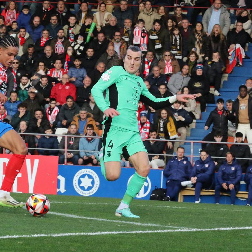 Leandro Antonetti, a la izquierda, se prepara para soltar un disparo a portería que terminaría en gol en el partido entre el Lugo y el Atlético de Madrid en la Copa del Rey.