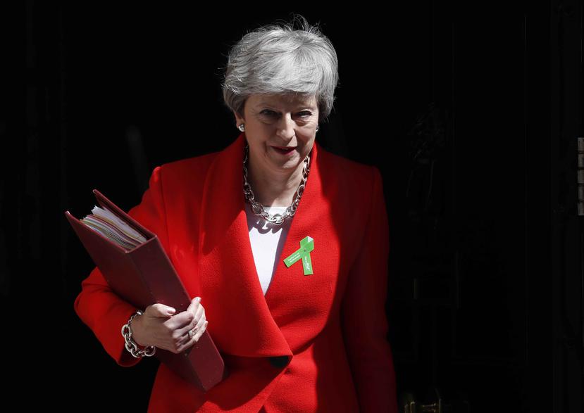 La primera ministra de Gran Bretaña, Theresa May, sale de su residencia oficial, en el 10 de Downing Street, para acudir a la sesión de control semanal del gobierno en la Cámara de los Comunes, en Londres, el 15 de mayo de 2019. (AP / Alastair Grant)