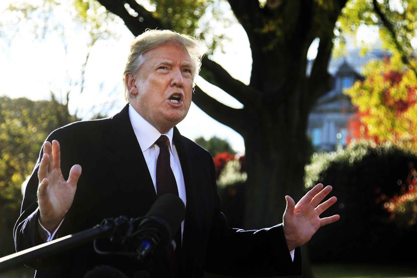 Donald Trump se dirige a la prensa antes de salir de la Casa Blanca. (AP)
