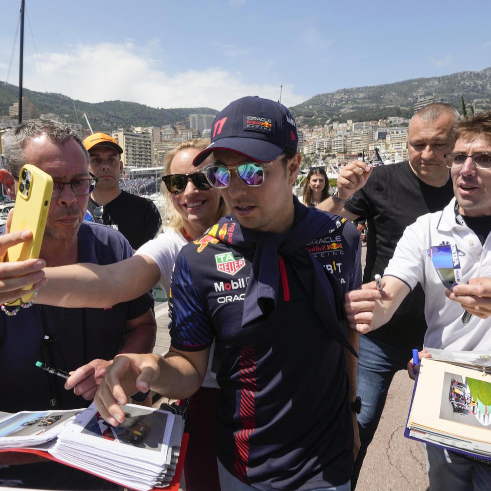 Sergio "Checo" Pérez firma autógrafos hoy, jueves, en una aparición en la pista de Mónaco.