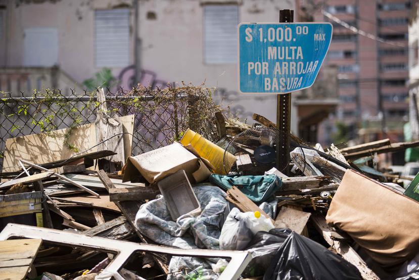 En la foto, escombros dejados luego del paso del huracan María en la calle Monserrate, esquina Aurora en Santurce.