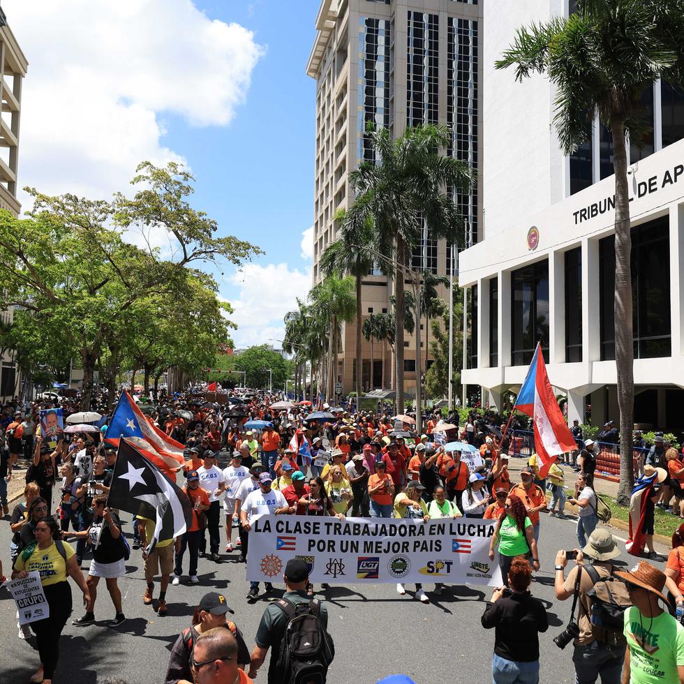 Marcha del 1ro de mayo: trabajadores se manifiestan desde la UPR-Río Piedras y otros puntos hasta la Milla de Oro
Este año los reclamos son en contra de la Junta de Supervisión Fiscal; en defensa de los jubilados y a favor de igualdad salarial para mujeres, entre otros.