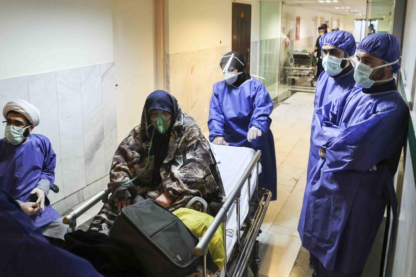 Un paciente infectado con coronavirus es trasladado en el Hospital Baqiyatallah Al'Azam en Teherán, Irán. (Mohammad Hasan Zarifmanesh / Agencia Noticiosa Tasnim vía AP)