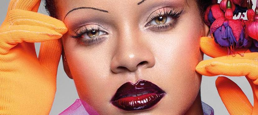 Rihanna lleva un tocado floral de Makoto Azuma y maquillaje de su colección Fenty Beauty. (Foto: Vogue Reino Unido)
