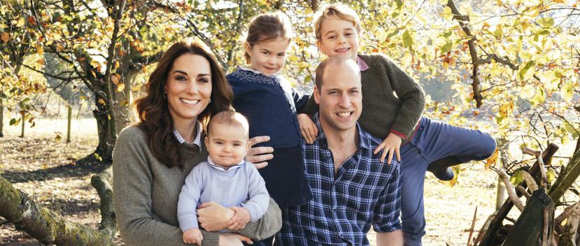 Los duques de Cambridge posaron junto a sus hijos el príncipe George, de cinco años, la princesa Charlotte, de tres, y el príncipe Louis, de siete meses. (Foto: Matt Porteous/Kensington Palace via AP)