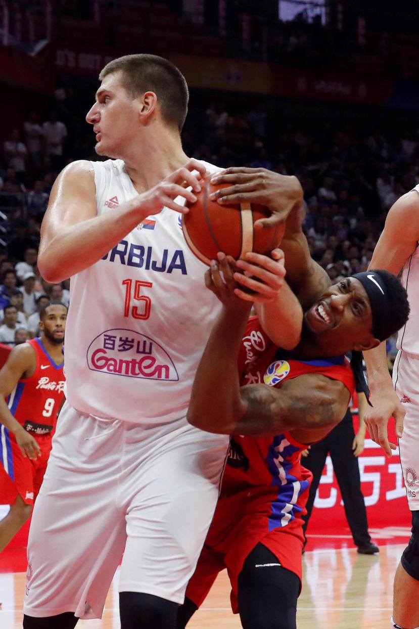 Nikola Jokic, en la foto peleando un balón con Alex Franklin, se ha establecido como una estrella en la NBA y en el baloncesto de FIBA. (Agencia EFE)