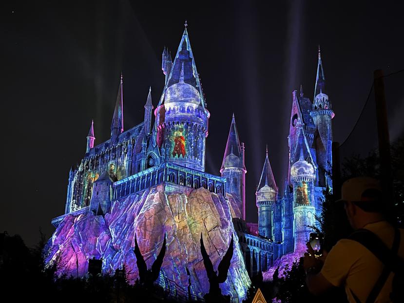 Navidad en Universal Orlando: Globos de Macy’s, Castillo de Hogwarts y el Grinch. En la foto: El Castillo de Hogwarts durante el espectáculo de luces de Navidad. Foto: Gregorio Mayí