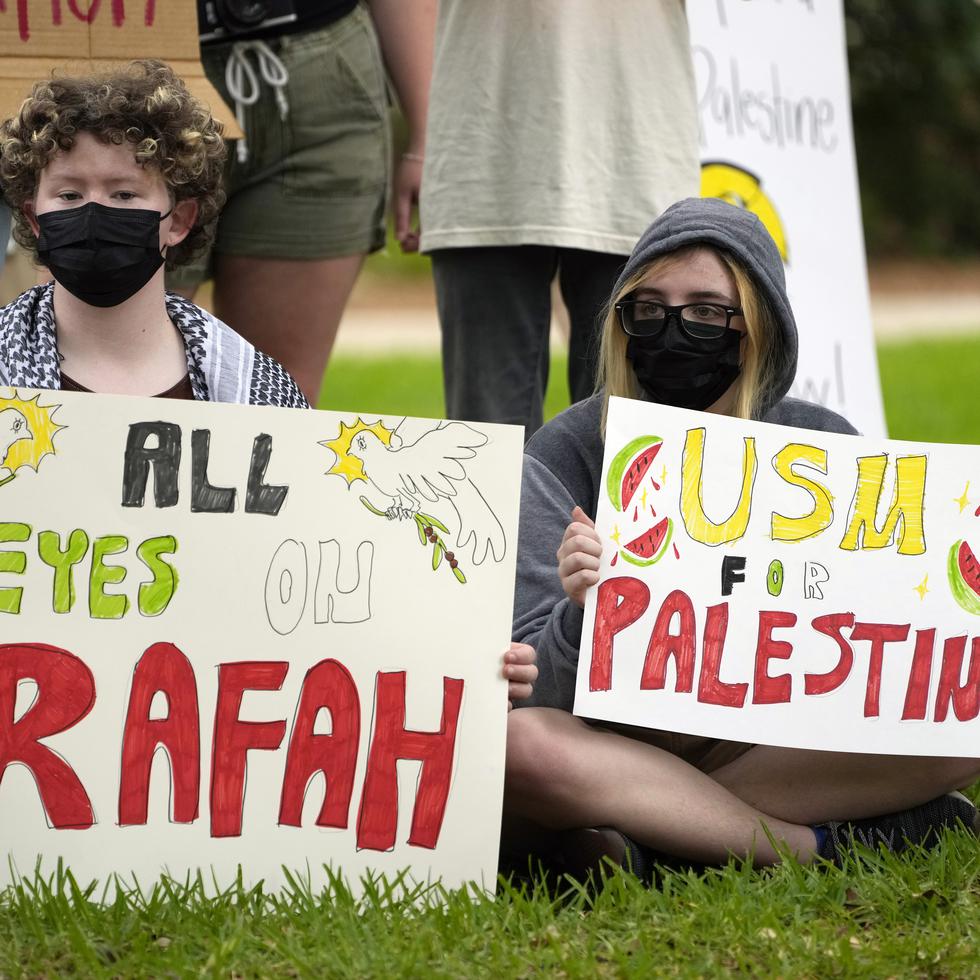 Estudiantes y simpatizantes de la Universidad del Sur de Mississippi en una protesta contra la guerra en Gaza.