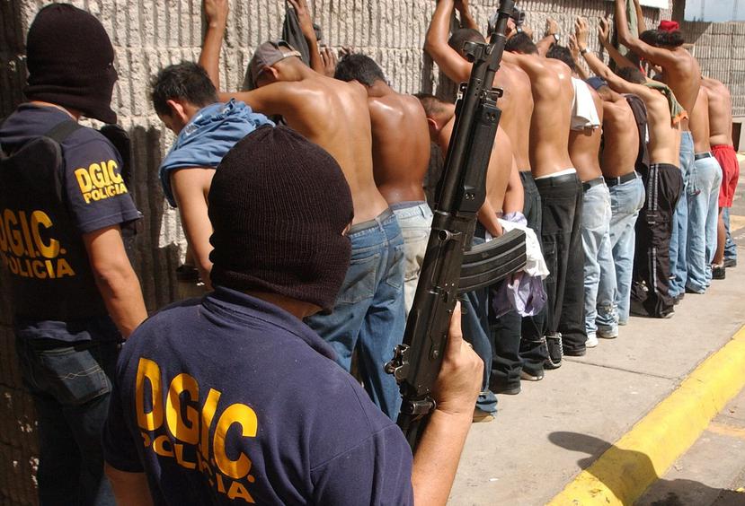 Policías de Honduras, uno de los países más peligrosos según EEUU, custodian a miembros de la pandilla 'Mara 18'. (EFE)
