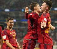 Gavi, segundo a la derecha, celebra con Aymeric Laporte después de anotar el quinto gol de España durante el partido contra Costa Rica por el Grupo E del Mundial en el Estadio Al Thumama en Doha, Catar.
