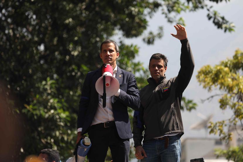 El presidente de la Asamblea Nacional, Juan Guaidó (i), y el líder opositor Leopoldo López (d) participan de un levantamiento contra el gobierno de Nicolás Maduro. (EFE)