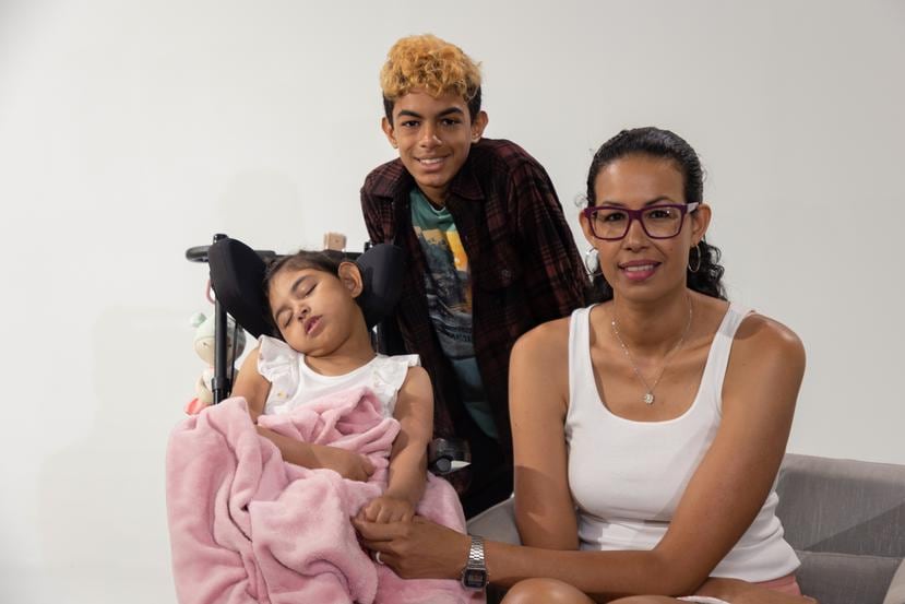 La exvoleibolista Sheila Ocasio junto a sus hijos Laila Isabel e Ian Samuel.
