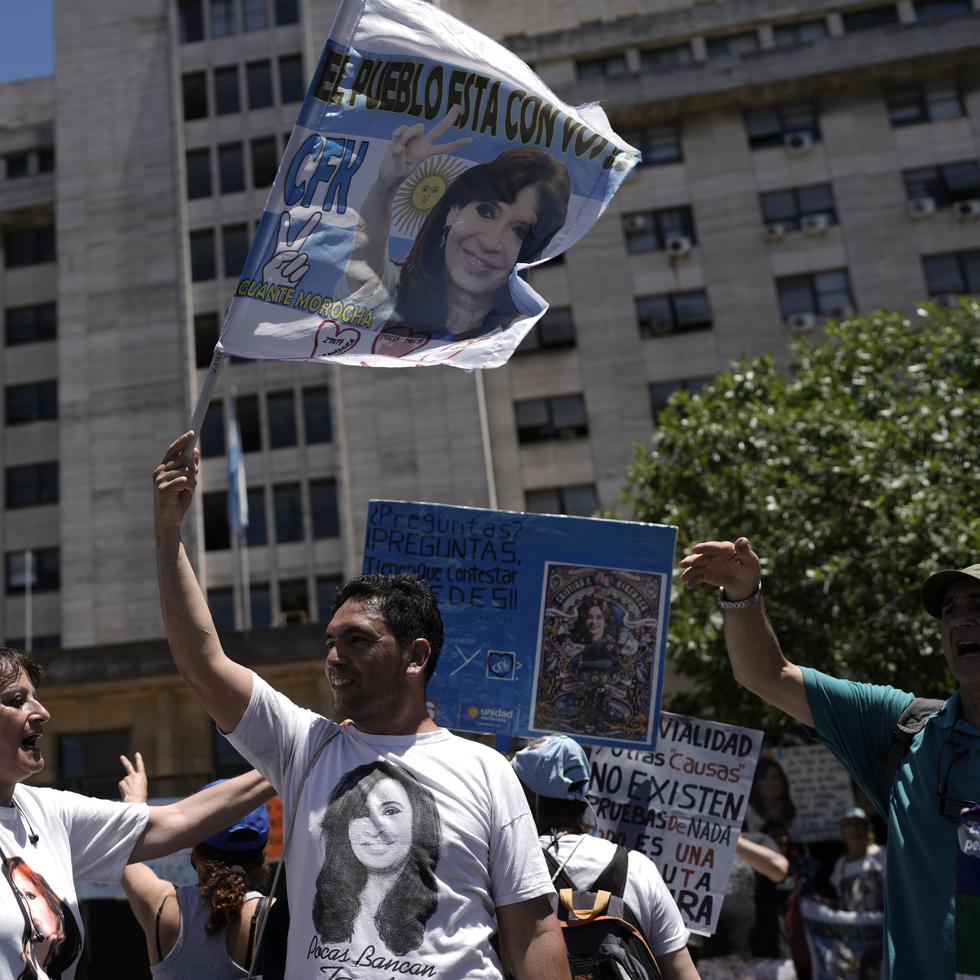 Partidarios de la expresidenta argentina Cristina Fernández se reúnen frente a la corte donde los jueces anunciaron la sentencia.