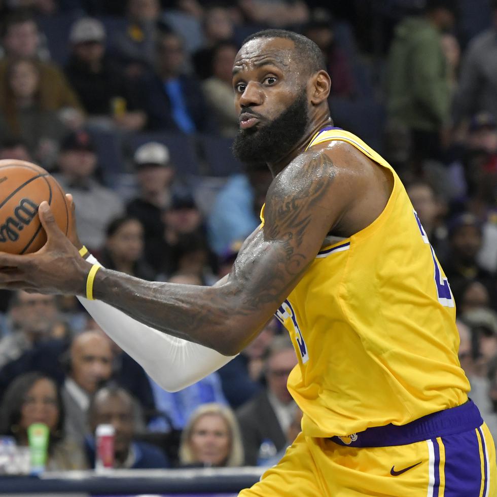 LeBron James, alero de los Lakers de Los Ángeles, controla el balón en el duelo.