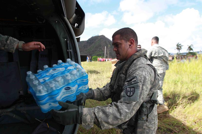 Miembros de la Guardia Nacional ayudar a descargar el helicóptero UH-60 Blackhawk que llegó hoy a Orocovis con agua y comida.
